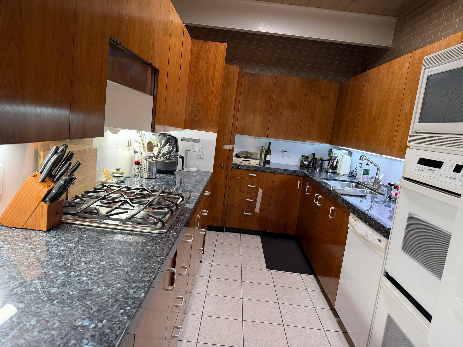 Residential kitchen cleaned during recurring house cleaning in Summit County Utah by Sun Ray Cleaning