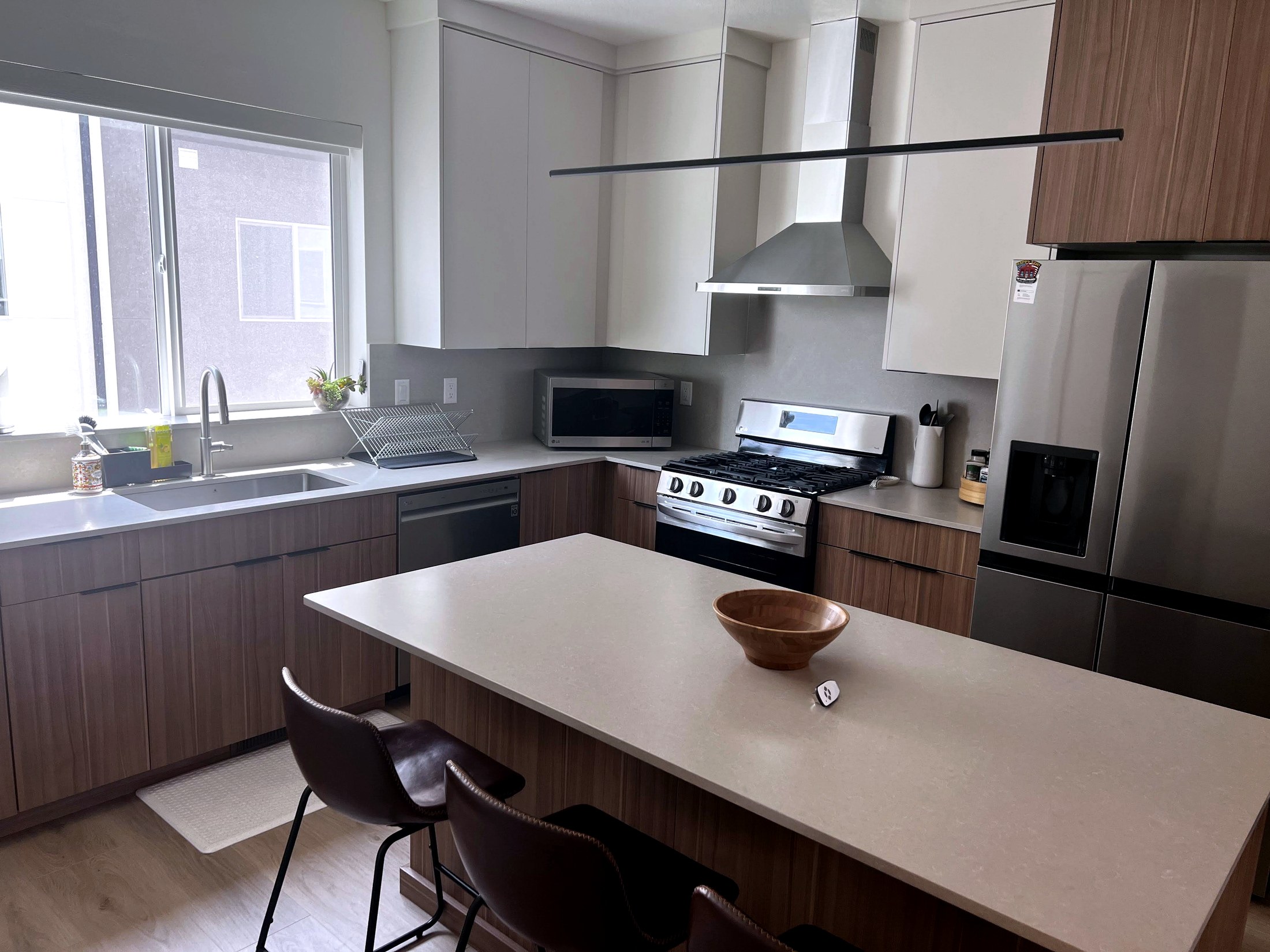 Kitchen island and counters cleaned for a Park City and Heber Valley residential home by Sun Ray Cleaning