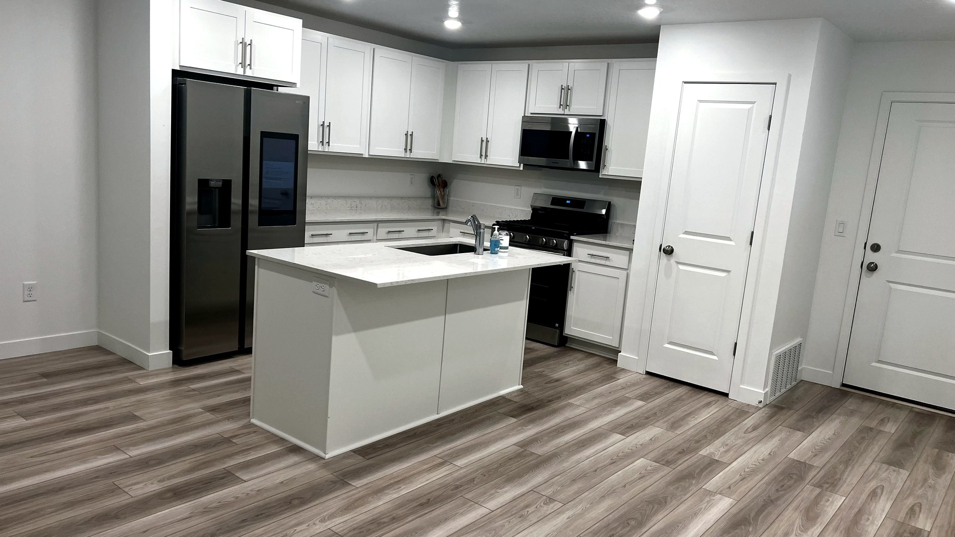 Move-ready entry and kitchen after cleaning